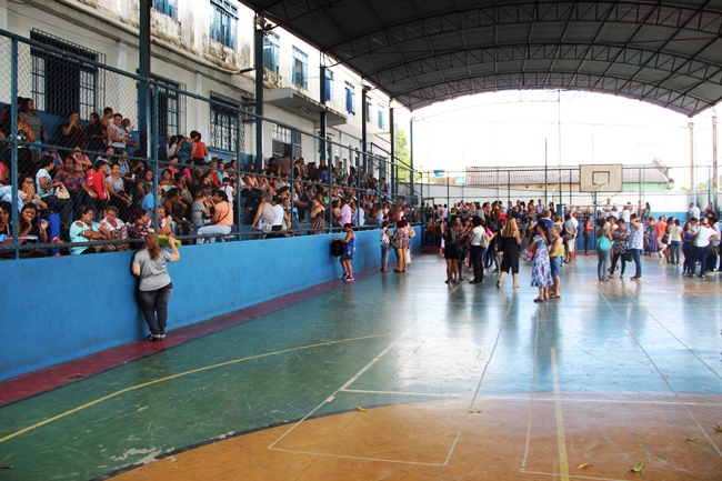 Candidatos aguardam a chamada para os procedimentos de escolha das vagas; Apesar de grande quantidade de pessoas, atendimento foi ágil e todos foram bem acolhidos. Foto: Franciele Xavier (SEE/MG)